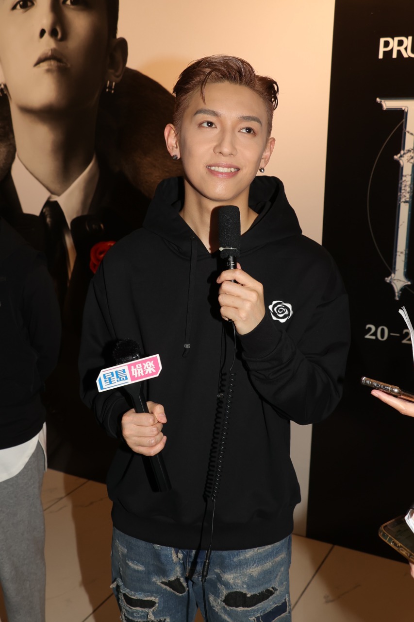 對於有粉絲網購演唱會飛被騙24萬保證金，MC表示感到遺憾，被呃是非常不幸。